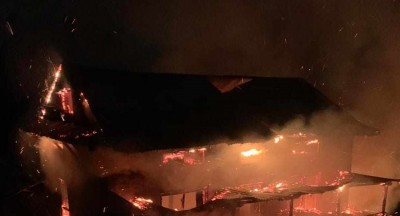 विद्युत् सर्ट भइ डडेल्धुरामा आगलागी, दुई करोडभन्दा बढीको नोक्सान