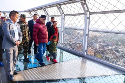स्काइ वाक टावरमा पुगे प्रधानमन्त्री ओली