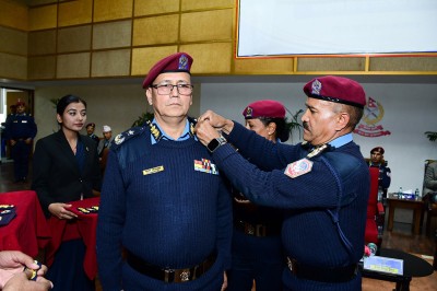 आठ प्रहरी अधिकृत दर्ज्यानी चिन्हद्वारा सुशोभित