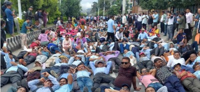 माग पूरा गराउन भन्दै बानेश्वरको सडकमा सुते राहत शिक्षक - भिडियो
