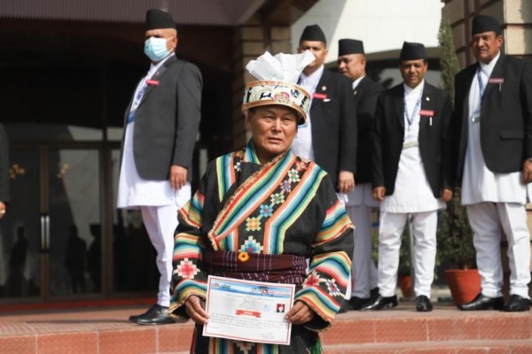 शपथसँगै सांसदहरुले पाए संघीय संसद्को 'लोगो'