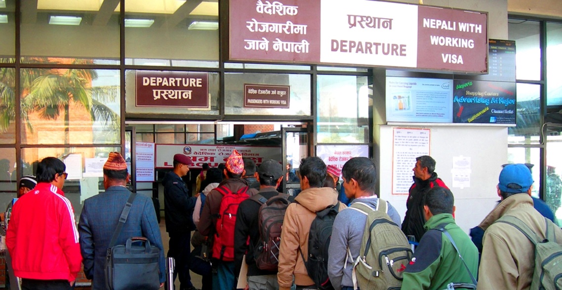 वैदेशिक रोजगारीमा जान नेपालीले बढी तिर्नुपर्ने, कमाउने थोरै